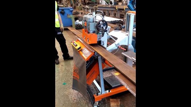 Автоматический кромкорез NKO UZ-50 - cкашивание в стальном заводе в Бирмингеме Соединенное Королевство Великобритании и Северной Ирландии — Видео k2tool